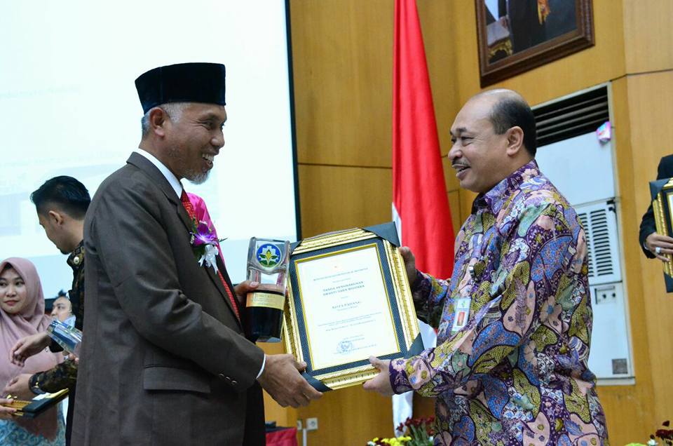 Walikota Padang Mahyeldi Ansarullah menerima penghargaan