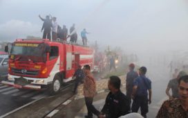 Aksi armada pemadam kebakaran milik Dinas Pemadam Kebakaran Kota Padang