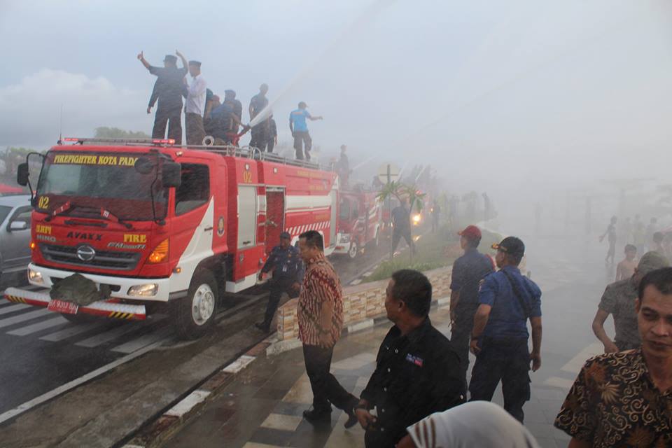 Aksi armada pemadam kebakaran milik Dinas Pemadam Kebakaran Kota Padang