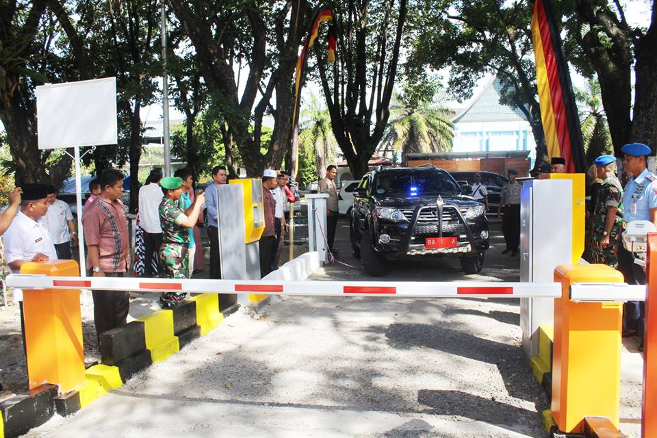 Peresmiannya Parking Gate di kawasan GOR Agus Salim, Padang oleh Walikota Padang Mahyeldi Ansarullah, Jumat (29/12/2017) siang. Peresmiannya Parking Gate di kawasan GOR Agus Salim, Padang oleh Walikota Padang Mahyeldi Ansarullah, Jumat (29/12/2017) siang.