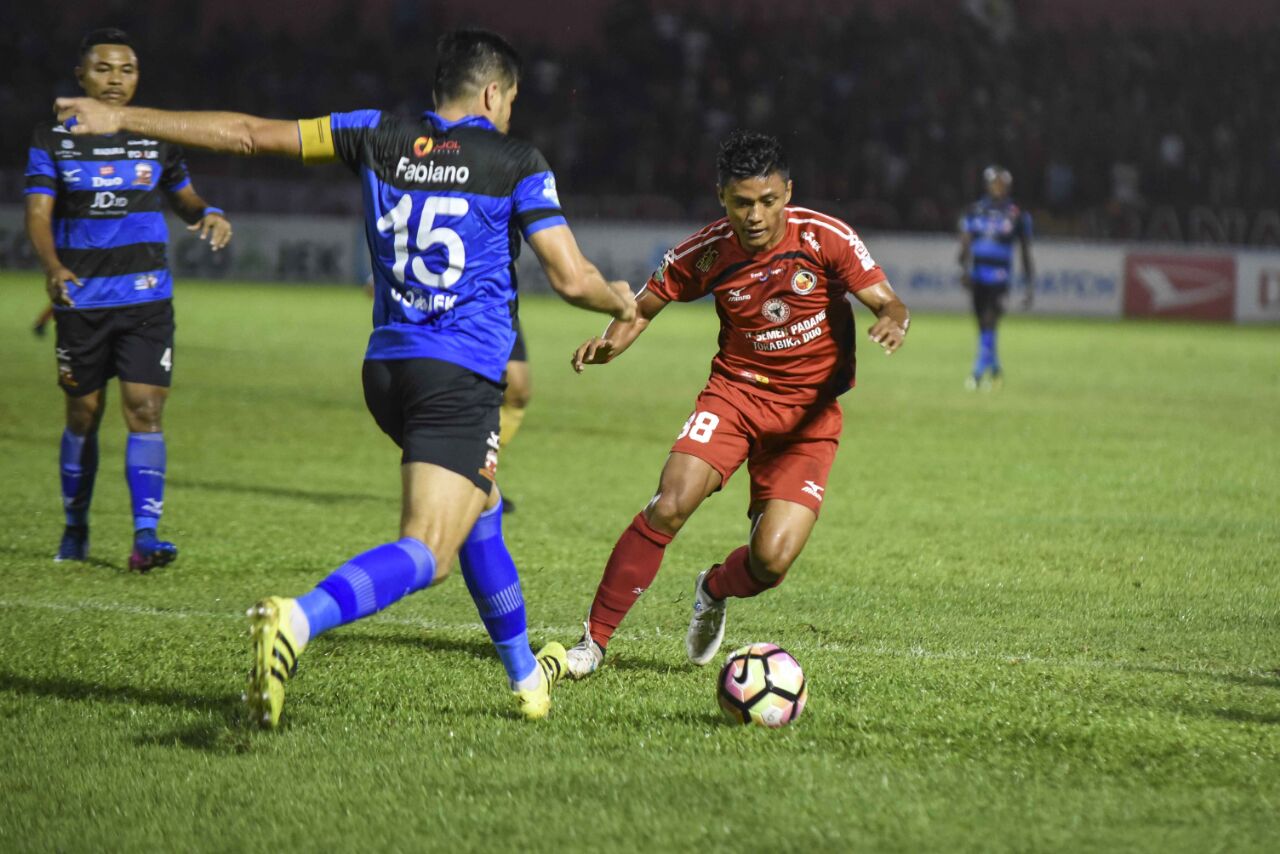Laga Semen Padang FC melawan Madura United dalam laga lanjutan Gojek Traveloka Liga 1 di Stadion Agus Salim, Kota Padang, Jumat malam