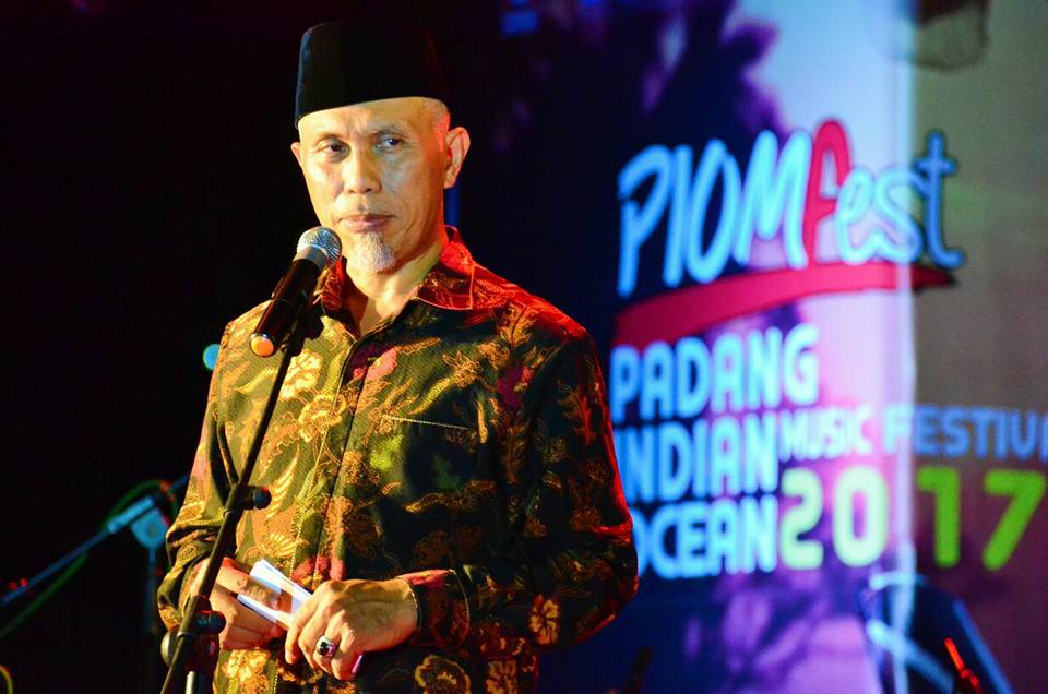 Walikota Padang Mahyeldi Ansarullah membuka PIOMFEST 2017 di Jembatan Siti Nurbaya, Kota Padang, Jumat (8/12/2017) malam. Foto : Istimewa
