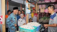 Walikota Padang Mahyeldi Ansarullah saat berbincang dengan pedagang Pasar Raya Padang