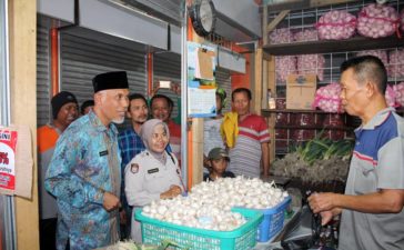 Walikota Padang Mahyeldi Ansarullah saat berbincang dengan pedagang Pasar Raya Padang