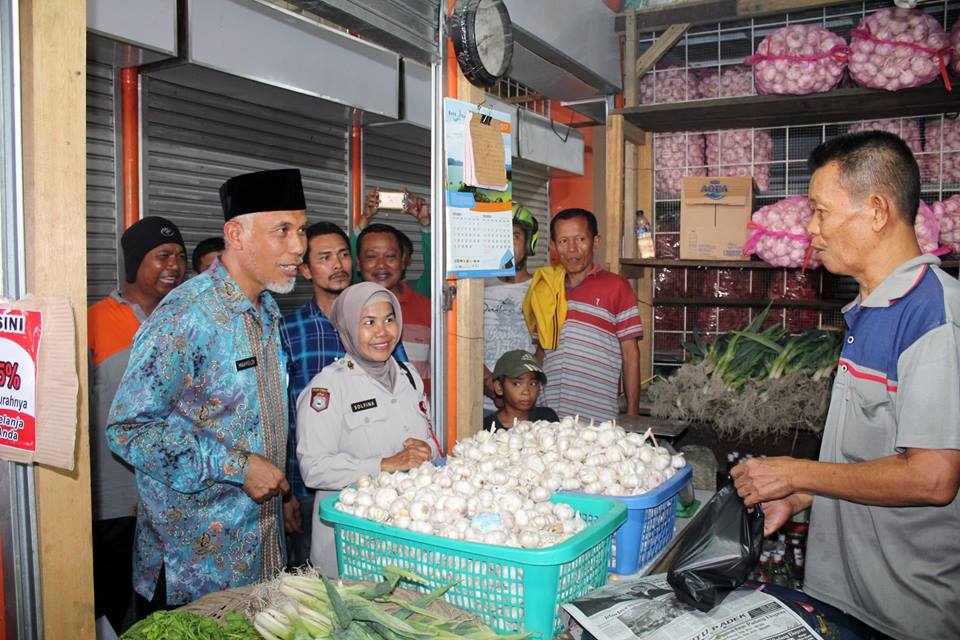 Walikota Padang Mahyeldi Ansarullah saat berbincang dengan pedagang Pasar Raya Padang Walikota Padang Mahyeldi Ansarullah saat berbincang dengan pedagang Pasar Raya Padang