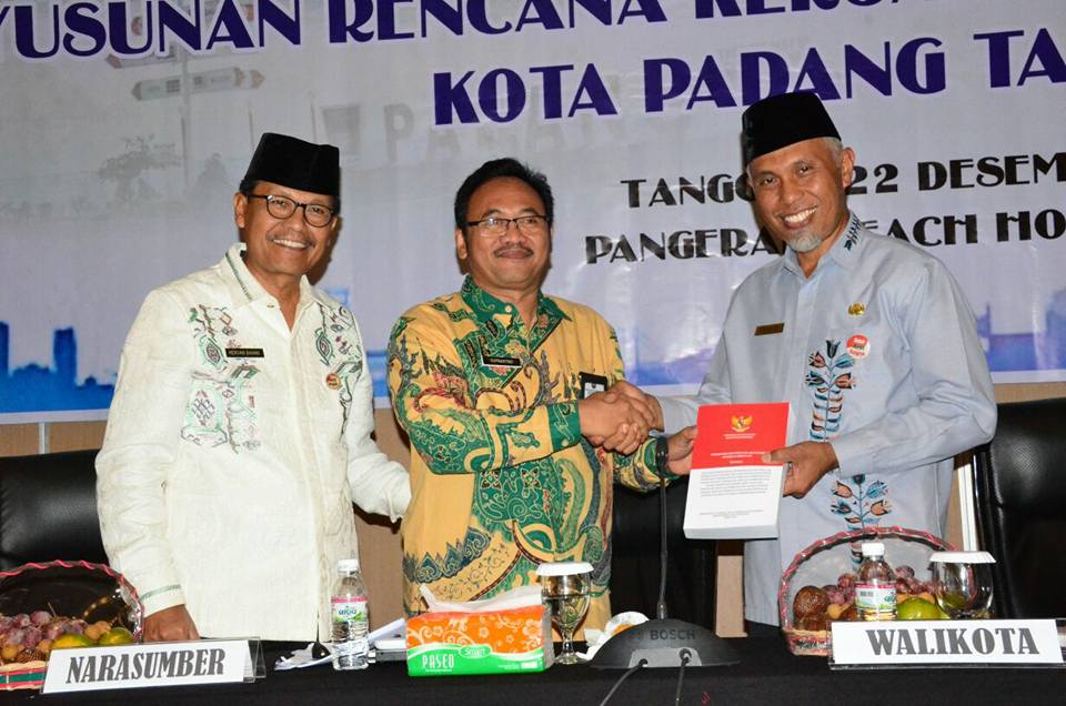 Mahyeldi saat Rapat Koordinasi Penyusunan Rencana Kerja Pemerintah Daerah (RKPD) Kota Padang tahun 2019 di Hotel Pangeran Beach, Jumat (22/12/2017).