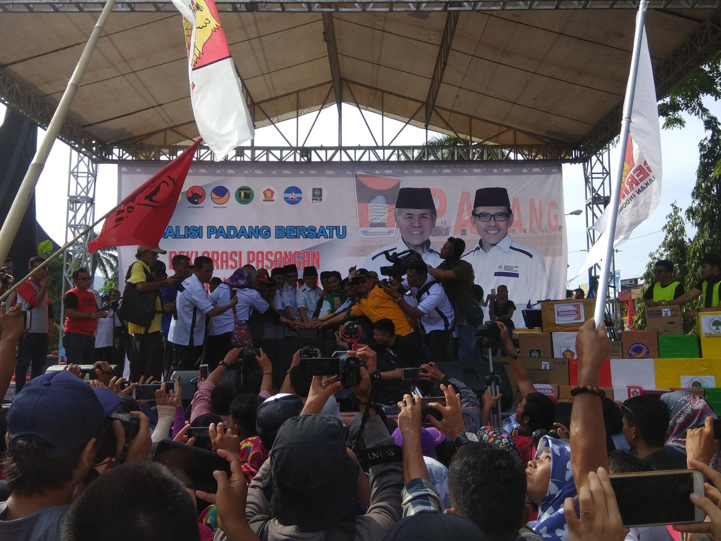 Deklarasi Koalisi Padang Bersatu, Emzalmi dan Desri Ayunda untuk Pilkada Kota Padang 2018 Deklarasi Koalisi Padang Bersatu, Emzalmi dan Desri Ayunda untuk Pilkada Kota Padang 2018