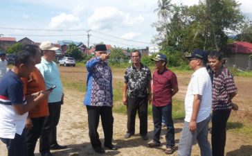 Walikota Padang, Mahyeldi Ansarullah saat meninjau lokasi pembangunan terminal di Anak Aie, Kota Padang, Minggu (21/1/2018).