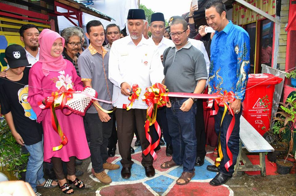 Walikota Padang Mahyeldi Ansarullah meresmikan hadirnya kampung warna warni Walikota Padang Mahyeldi Ansarullah meresmikan hadirnya kampung warna warni