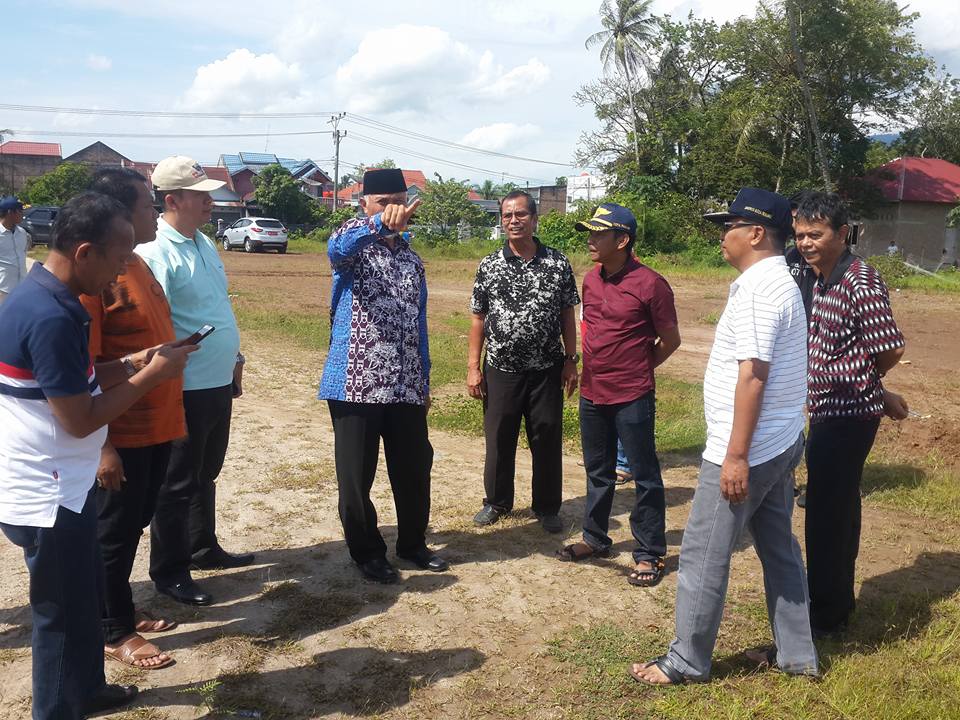 Walikota Padang, Mahyeldi Ansarullah saat meninjau lokasi pembangunan terminal di Anak Aie, Kota Padang, Minggu (21/1/2018).