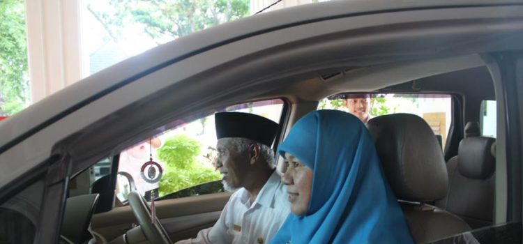 Mahyeldi Ansarullah dan istri meninggal rumah dinas Walikota Padang dalam memasuki cuti pada keikutsertaannya dalam Pilkada Kota Padan gtahun 2018