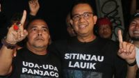 ANes Anies Baswedan memberikan kaos limited edition bertuliskan "Sitinjau Lauik" kepada Caleg Partai Ummat Adrian Tuswandi.