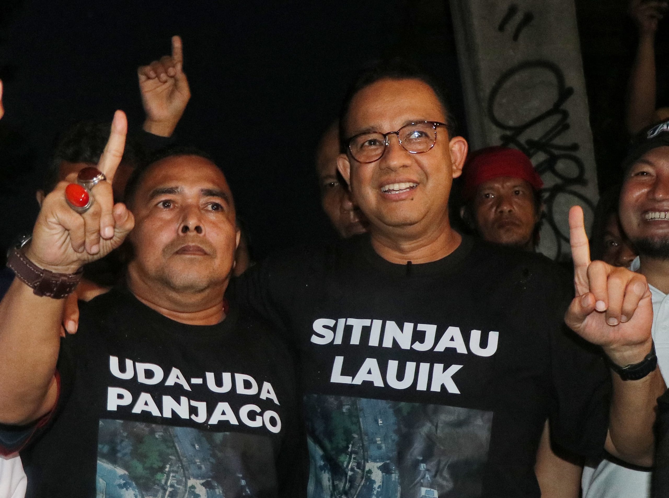 ANes Anies Baswedan memberikan kaos limited edition bertuliskan "Sitinjau Lauik" kepada Caleg Partai Ummat Adrian Tuswandi.