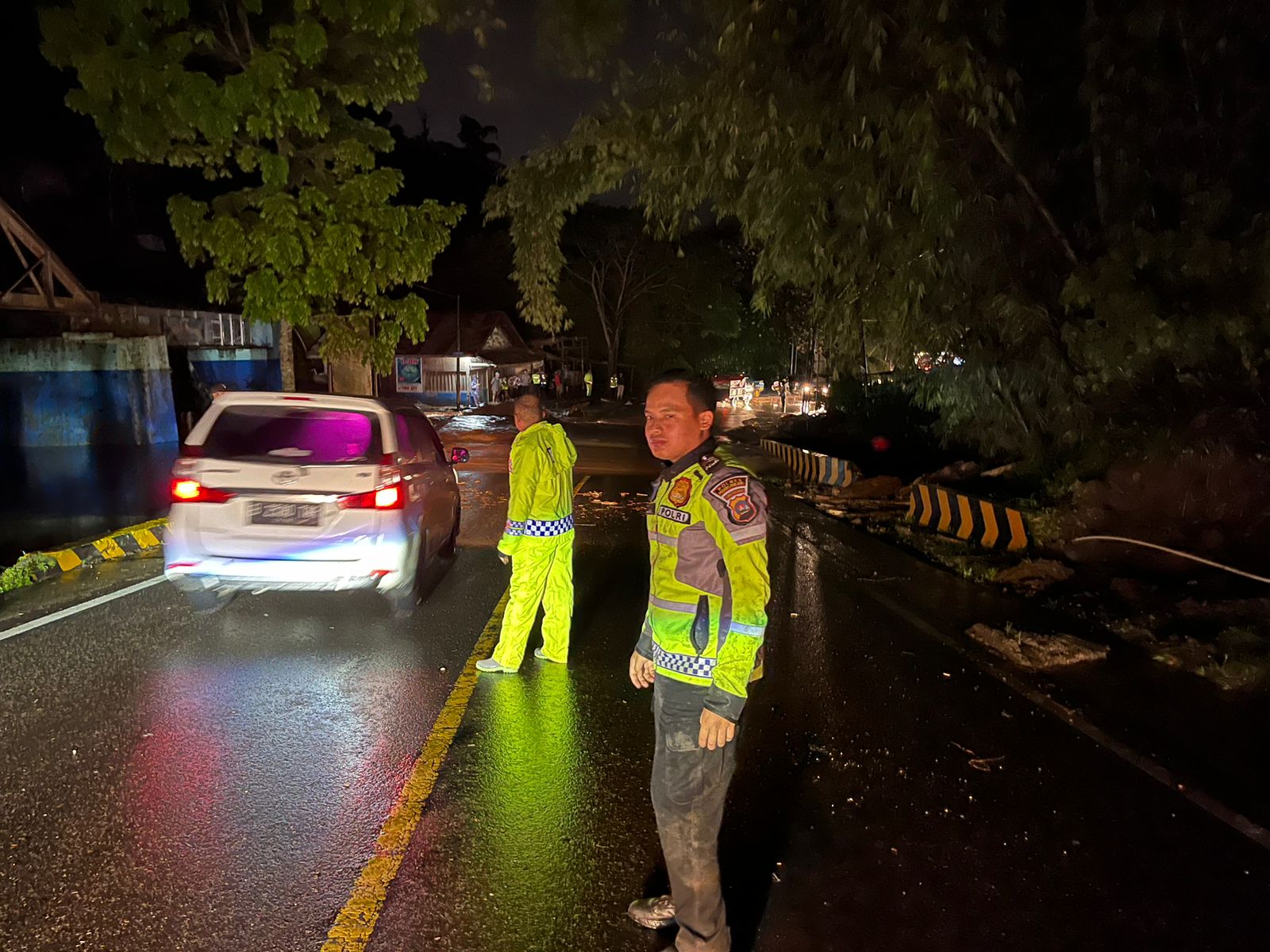 sempat-lumpuh-empat-jam,-jalan-padang-bukittinggi-sudah-bisa-dilalui-kembali sempat-lumpuh-empat-jam,-jalan-padang-bukittinggi-sudah-bisa-dilalui-kembali