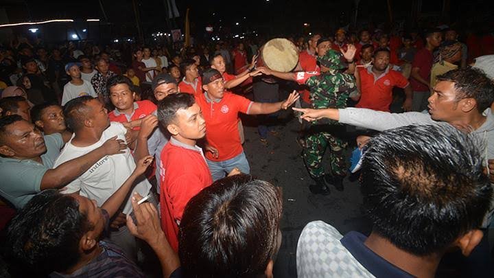 ratusan-warga-tumpah-ruah-saksikan-tabuik-basalisiah-di-pariaman