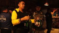 satpol-pp-padang-grebek-kafe-dan-karaoke-resahkan-warga,-sita-ratusan-minuman-keras-dan-amankan-wanita-tanpa-identitas!