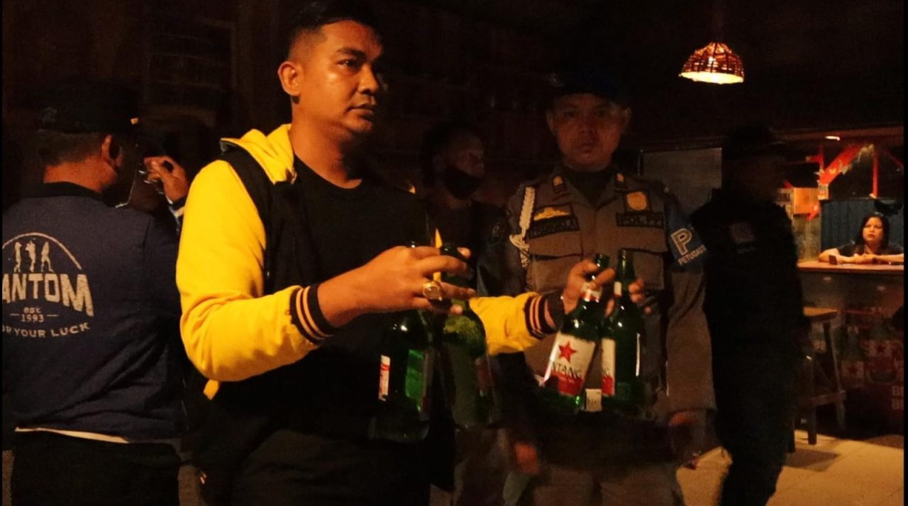satpol-pp-padang-grebek-kafe-dan-karaoke-resahkan-warga,-sita-ratusan-minuman-keras-dan-amankan-wanita-tanpa-identitas! satpol-pp-padang-grebek-kafe-dan-karaoke-resahkan-warga,-sita-ratusan-minuman-keras-dan-amankan-wanita-tanpa-identitas!