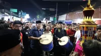 ribuan-pengunjung-saksikan-maarak-jari-jari-di-pesona-tabuik-2025