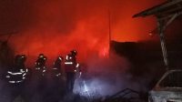 empat-unit-rumah-dan-satu-mobil-di-padang-ludes-terbakar,-kerugian-capai-rp-1-miliar