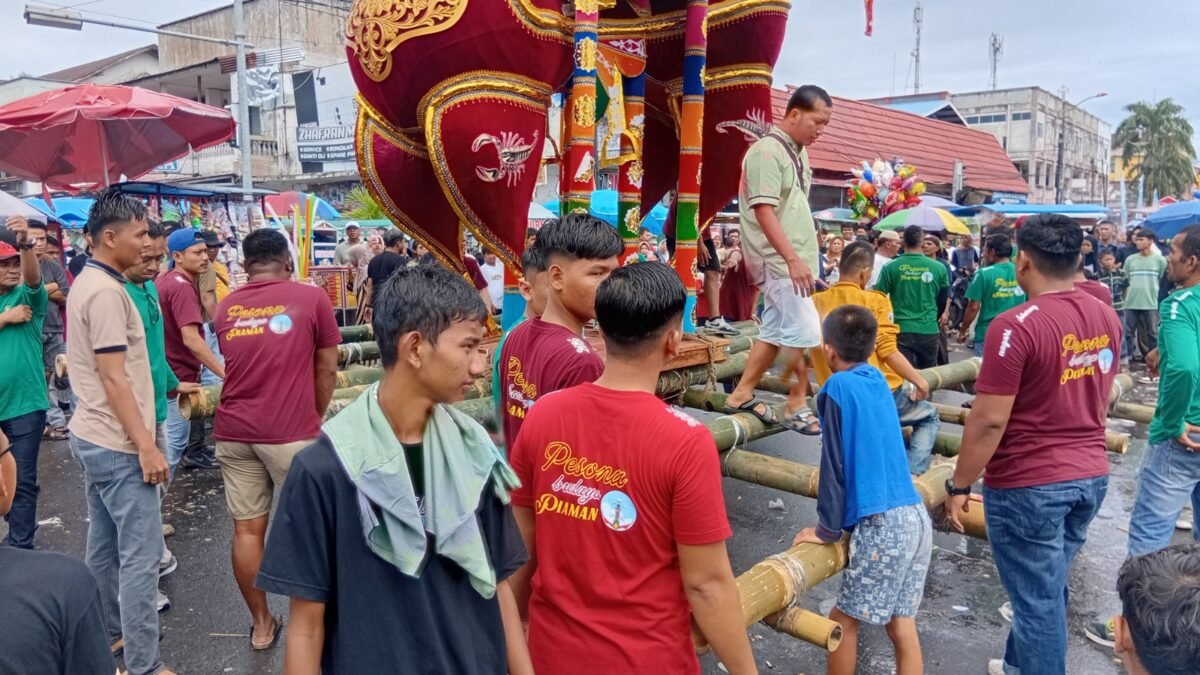 bobot-capai-setengah-ton,-tabuik-diarak-puluhan-pria-menuju-laut bobot-capai-setengah-ton,-tabuik-diarak-puluhan-pria-menuju-laut