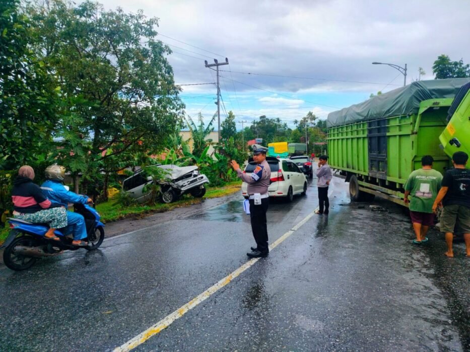 jalan-licin-usai-hujan,-mobil-asal-pekanbaru-tabrak-truk-di-solok jalan-licin-usai-hujan,-mobil-asal-pekanbaru-tabrak-truk-di-solok