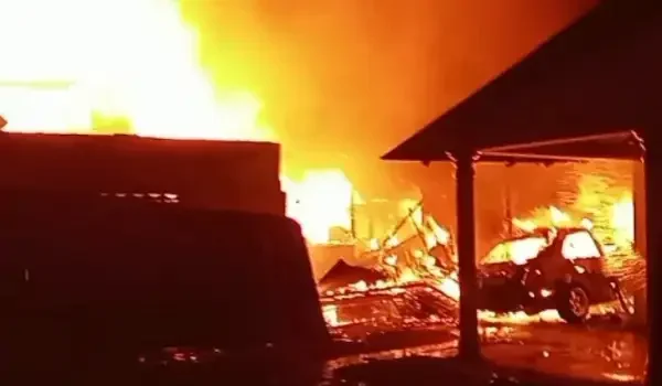 empat-rumah-hangus-terbakar-di-parak-gadang,-kerugian-ditaksir-capai-rp1-miliar