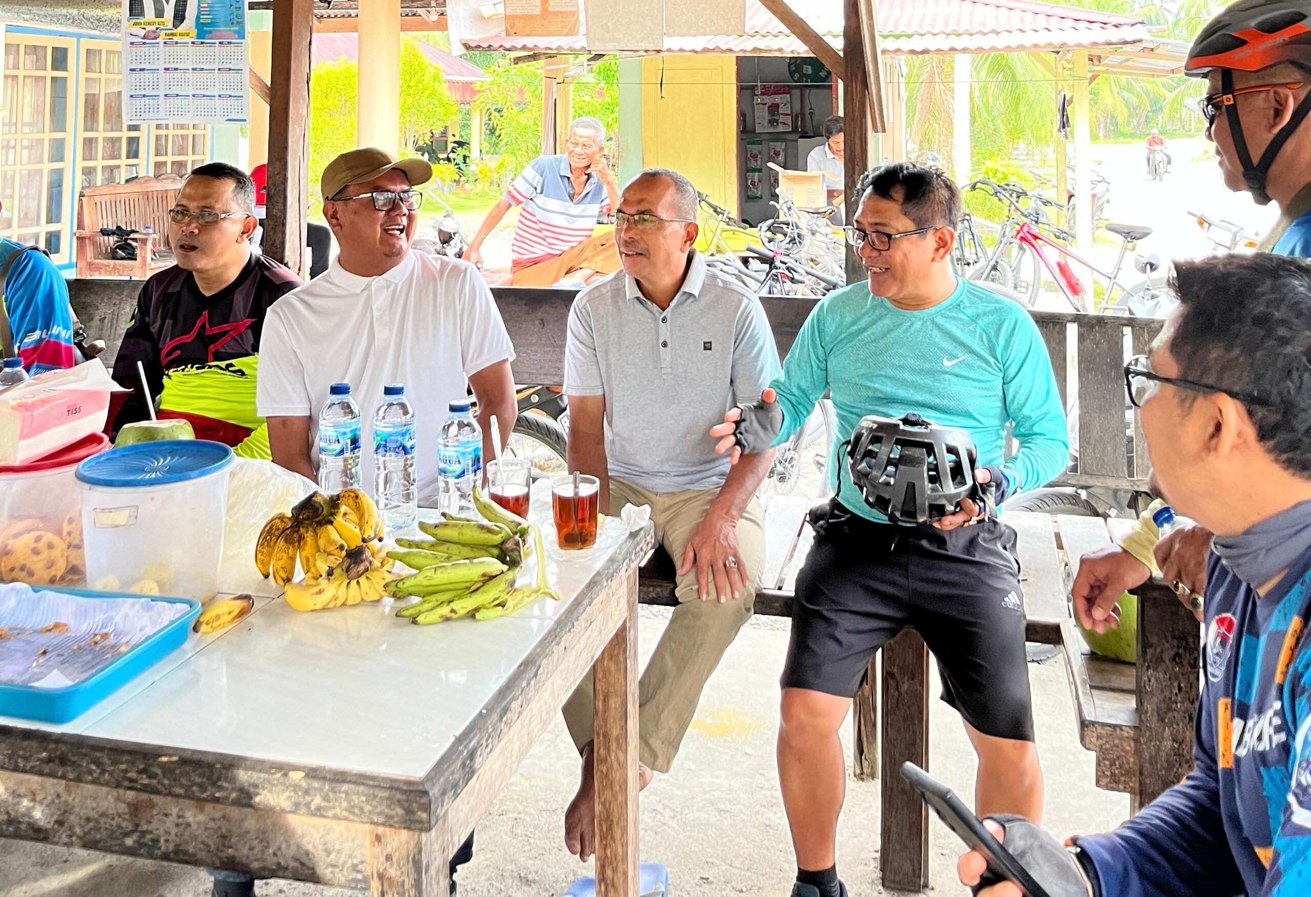 wakil-ketua-dprd-gowes-bareng-bupati-john-kenedy-azis,-tinjau-jalan-rusak-di-sandi-ulakan wakil-ketua-dprd-gowes-bareng-bupati-john-kenedy-azis,-tinjau-jalan-rusak-di-sandi-ulakan