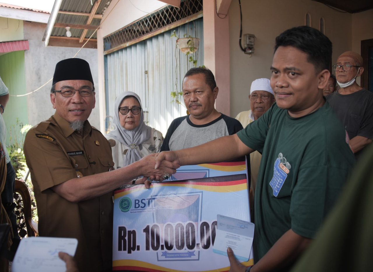 pemko-padang-salurkan-bantuan-untuk-korban-kebakaran-di-padang pemko-padang-salurkan-bantuan-untuk-korban-kebakaran-di-padang