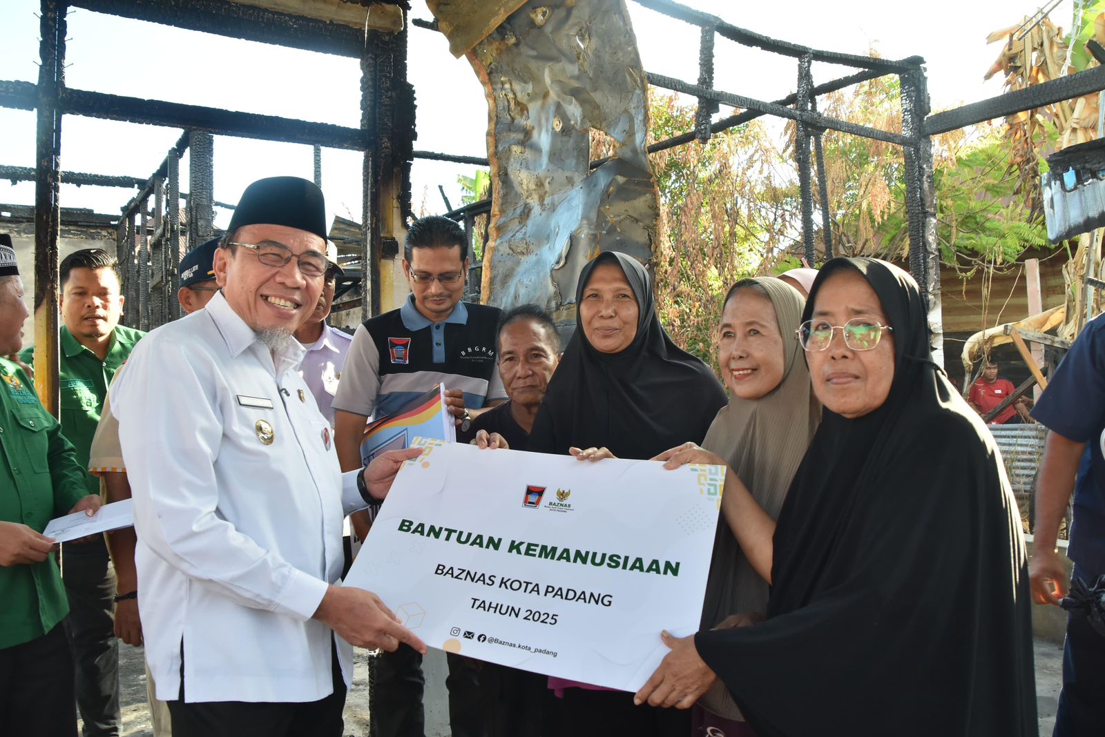 wawako-padang-berikan-bantuan-kepada-korban-kebakaran-di-padang-selatan wawako-padang-berikan-bantuan-kepada-korban-kebakaran-di-padang-selatan
