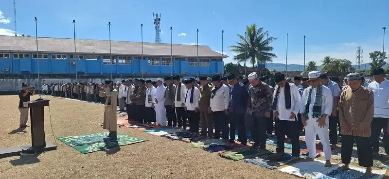 ratusan-jemaah-shalat-istisqa-di-lapangan-merdeka-kota-solok ratusan-jemaah-shalat-istisqa-di-lapangan-merdeka-kota-solok