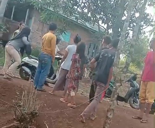 video:-cekcok-keluarga-berujung-ancaman-pistol-di-tanah-datar,-diduga-dipicu-utang