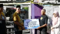 rumah-pensiunan-terbakar,-perumda-am-padang-salurkan-bantuan-rp50-juta