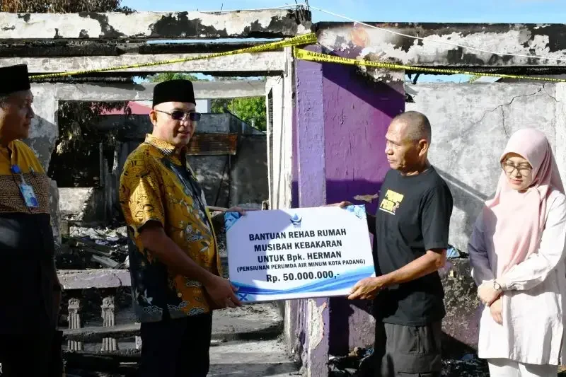 rumah-pensiunan-terbakar,-perumda-am-padang-salurkan-bantuan-rp50-juta rumah-pensiunan-terbakar,-perumda-am-padang-salurkan-bantuan-rp50-juta