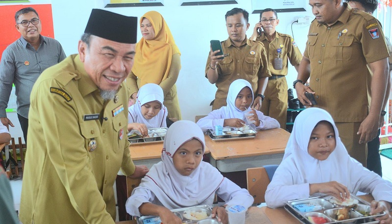 wakil-wali-kota-padang-apresiasi-mbg-di-sdn-28-air-tawar-timur wakil-wali-kota-padang-apresiasi-mbg-di-sdn-28-air-tawar-timur
