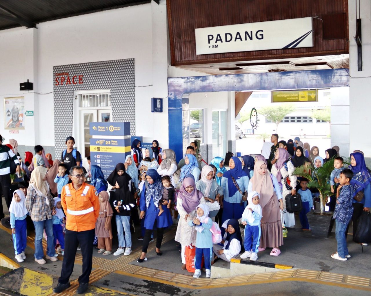 tumbuh-13-persen,-kai-divre-ii-sumbar-catat-layani-1-juta-lebih-penumpang-pada-semester-i-2025 tumbuh-13-persen,-kai-divre-ii-sumbar-catat-layani-1-juta-lebih-penumpang-pada-semester-i-2025