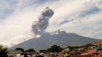 gunung-marapi-erupsi,-kolom-abu-capai-setinggi-1.200-meter gunung-marapi-erupsi,-kolom-abu-capai-setinggi-1.200-meter