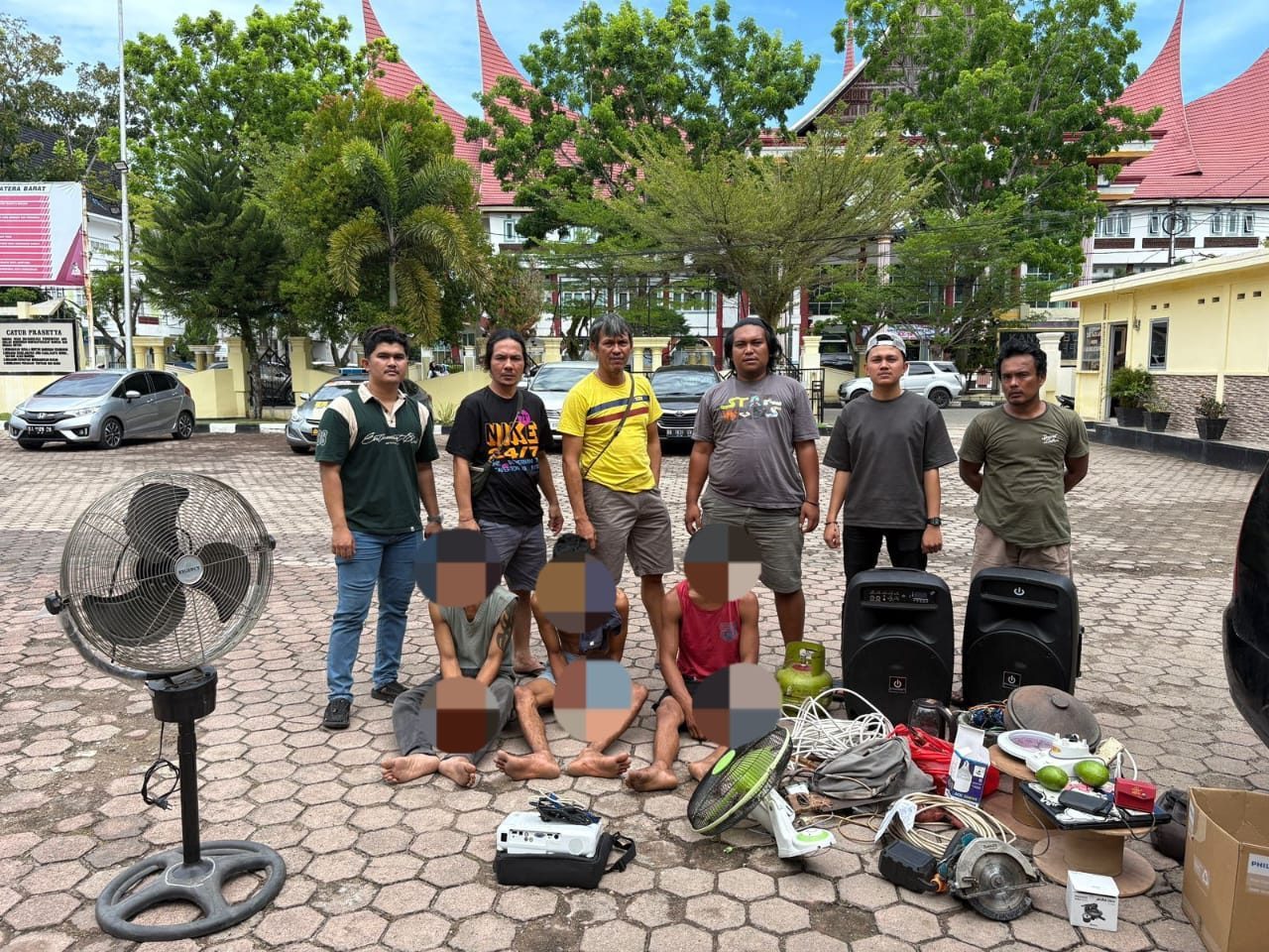 tiga-pelaku-pencurian-yang-sering-meresahkan-warga-di-pessel-diringkus-polisi tiga-pelaku-pencurian-yang-sering-meresahkan-warga-di-pessel-diringkus-polisi