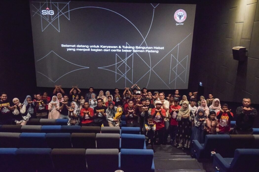 tukang-bangunan-nonton-superman-di-bioskop,-kejutan-spesial-dari-semen-padang