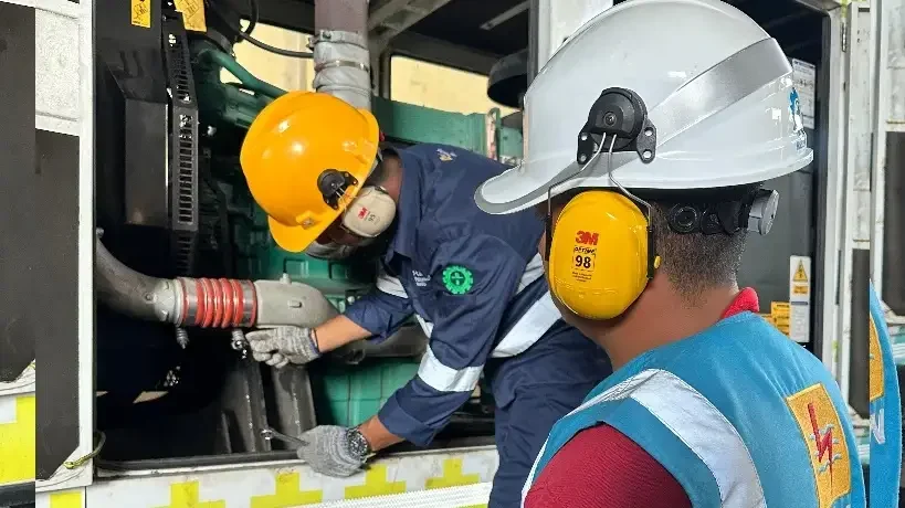 pln-perkuat-pasokan-listrik-selatpanjang-dengan-mesin-mobile-250-kva pln-perkuat-pasokan-listrik-selatpanjang-dengan-mesin-mobile-250-kva