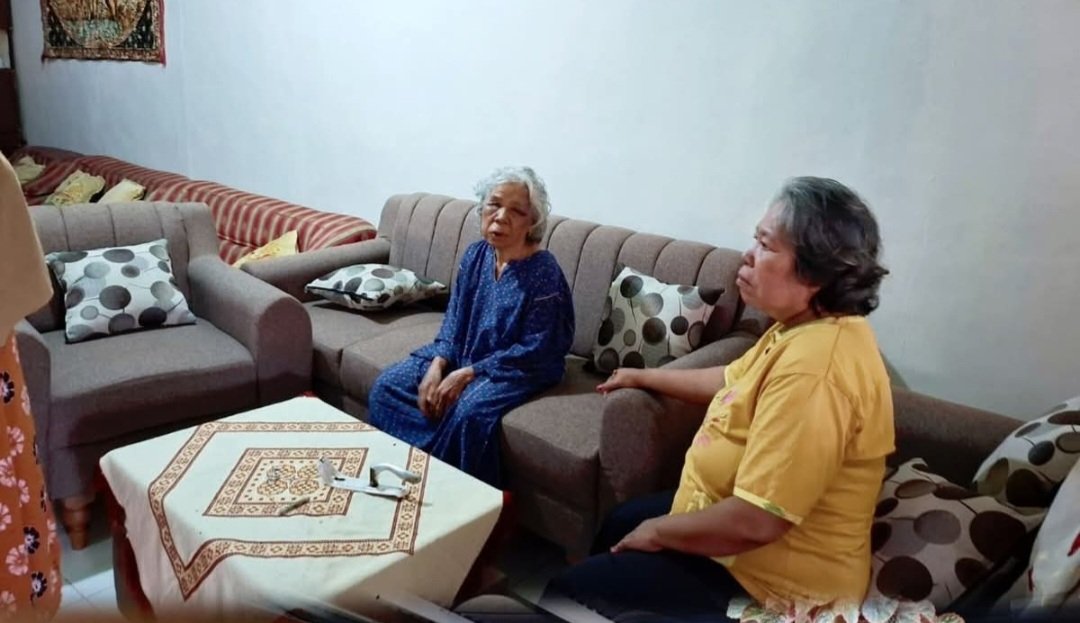 seorang-nenek-di-padang-jadi-korban-perampokan,-kalung-dan-cincin-emas-raib seorang-nenek-di-padang-jadi-korban-perampokan,-kalung-dan-cincin-emas-raib