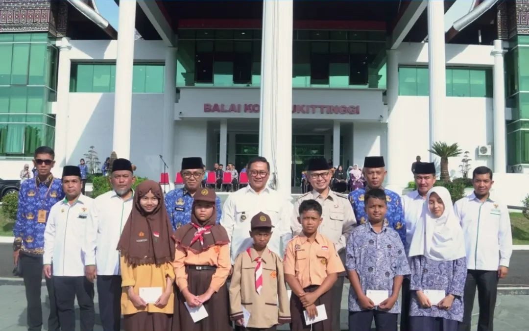 pemko-dan-baznas-salurkan-zakat-pendidikan-pada-562-siswa-sd-smp-se-kota-bukittinggi