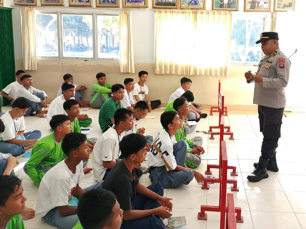 berikan-sosialisasi-di-smk-muhammadiyah-padang,-bidhumas-polda-sumbar-ajak-siswa-jauhi-perilaku-menyimpang berikan-sosialisasi-di-smk-muhammadiyah-padang,-bidhumas-polda-sumbar-ajak-siswa-jauhi-perilaku-menyimpang