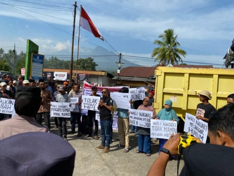masyarakat-sungai-kamuyang-limapuluh-kota-tuntut-wali-nagari-mundur masyarakat-sungai-kamuyang-limapuluh-kota-tuntut-wali-nagari-mundur