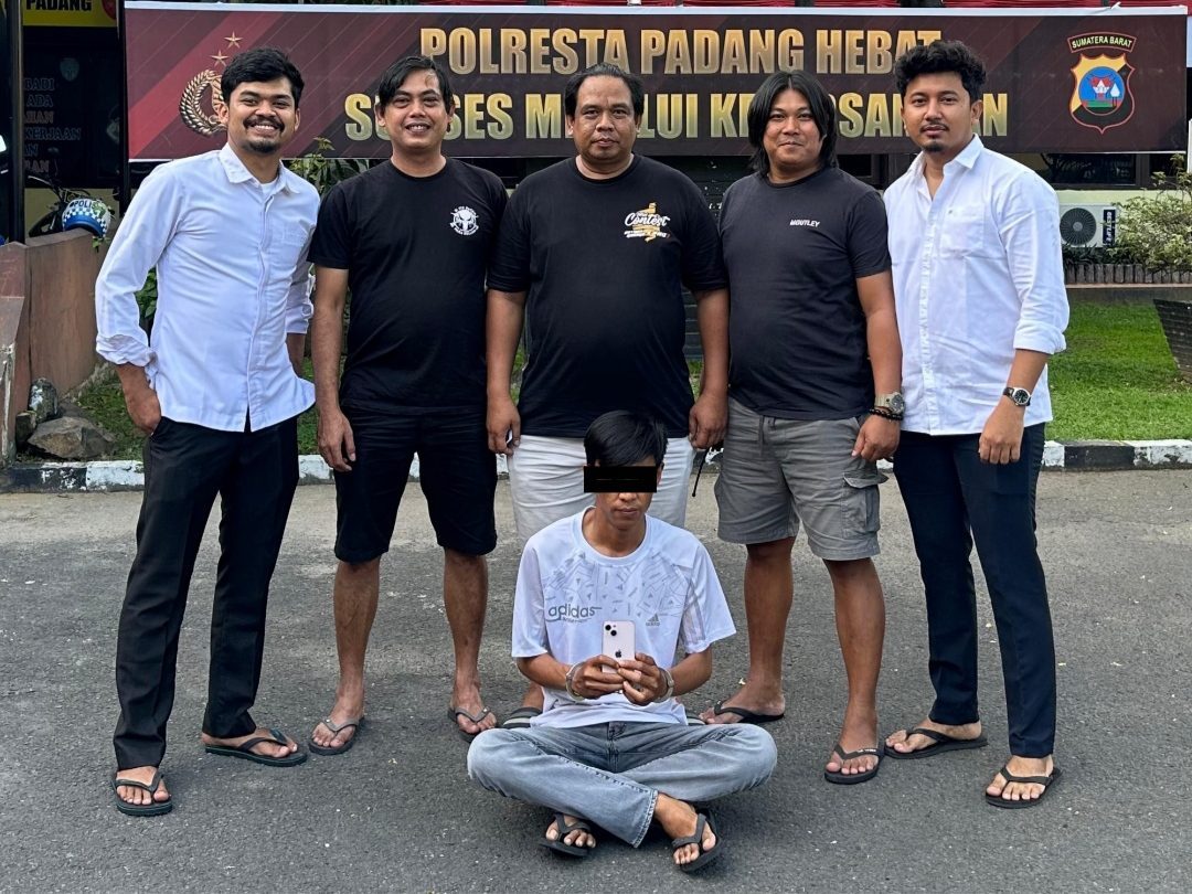 aksi-maling-ponsel-di-kos-terekam-cctv,-pelaku-driver-ojol-diringkus-tim-klewang aksi-maling-ponsel-di-kos-terekam-cctv,-pelaku-driver-ojol-diringkus-tim-klewang