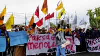 massa-pendemo-padati-dprd-sumbar,-desak-hentikan-represi-aparat-dan-sahkan-uu-perampasan-aset