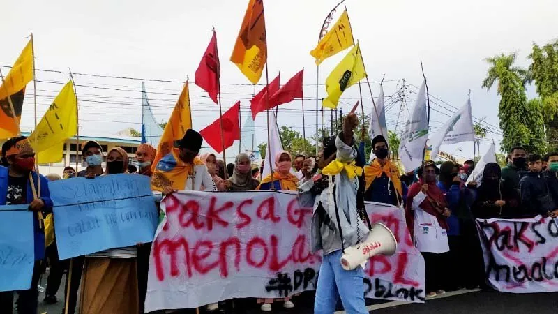 massa-pendemo-padati-dprd-sumbar,-desak-hentikan-represi-aparat-dan-sahkan-uu-perampasan-aset massa-pendemo-padati-dprd-sumbar,-desak-hentikan-represi-aparat-dan-sahkan-uu-perampasan-aset