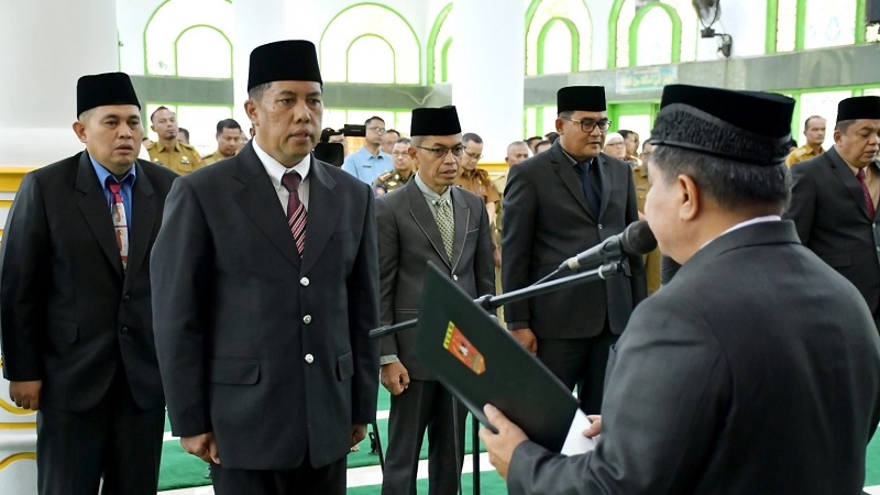 bupati-agam-lantik-mhd-lutfi-jadi-sekda,-dorong-akselerasi-pembangunan-madani