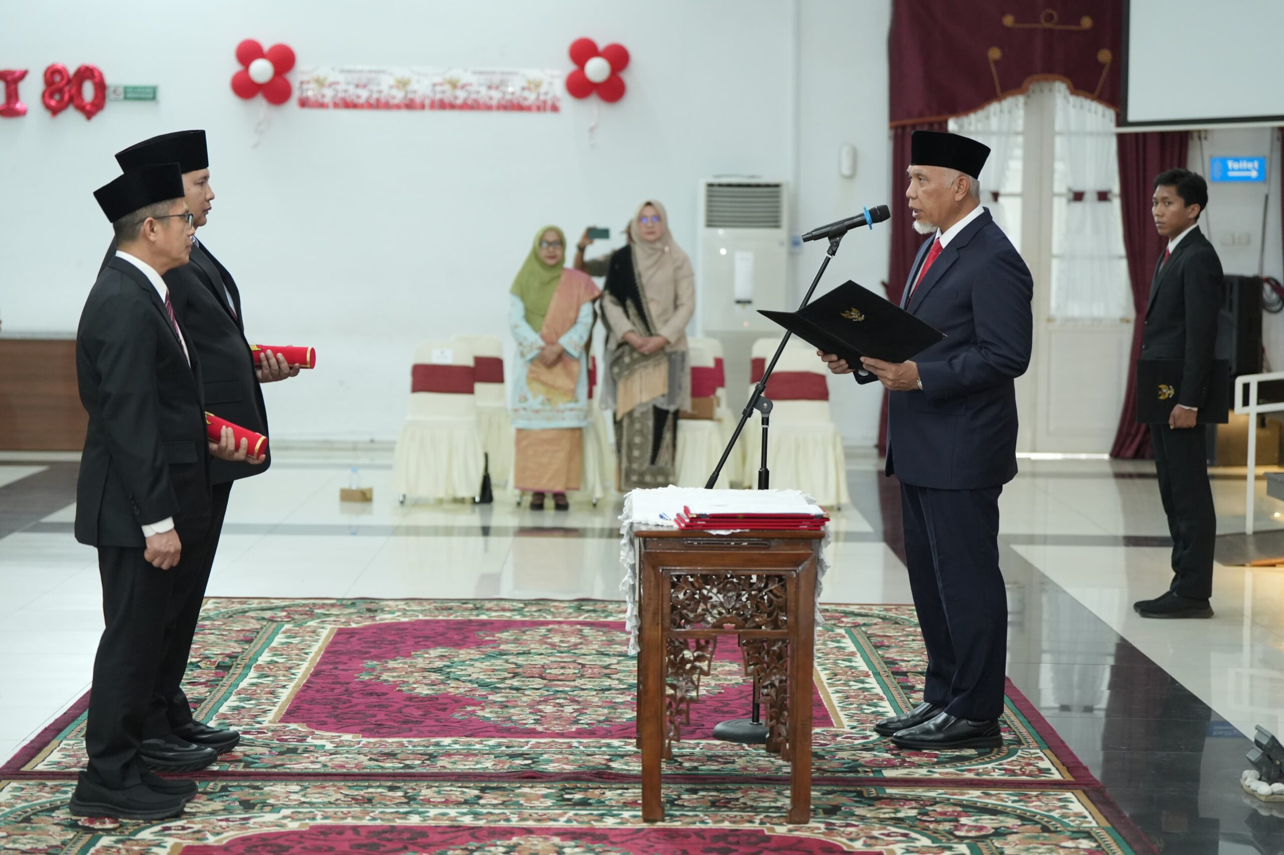 gubernur-sumbar-lantik-dua-pejabat-baru,-tegaskan-profesionalisme-dan-integritas