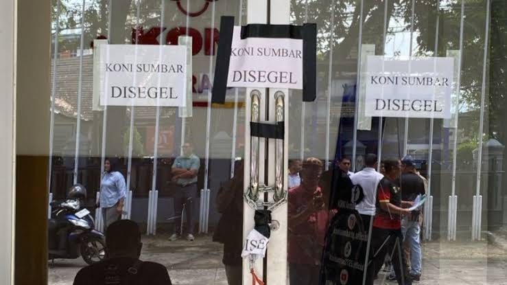 polda-sumbar-panggil-terlapor-kasus-penyegelan-kantor-koni,-empat-orang-jalani-pemeriksaan polda-sumbar-panggil-terlapor-kasus-penyegelan-kantor-koni,-empat-orang-jalani-pemeriksaan