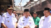 pemko-padang-salurkan-bantuan-untuk-pedagang-korban-kebakaran-pasar-payakumbuh